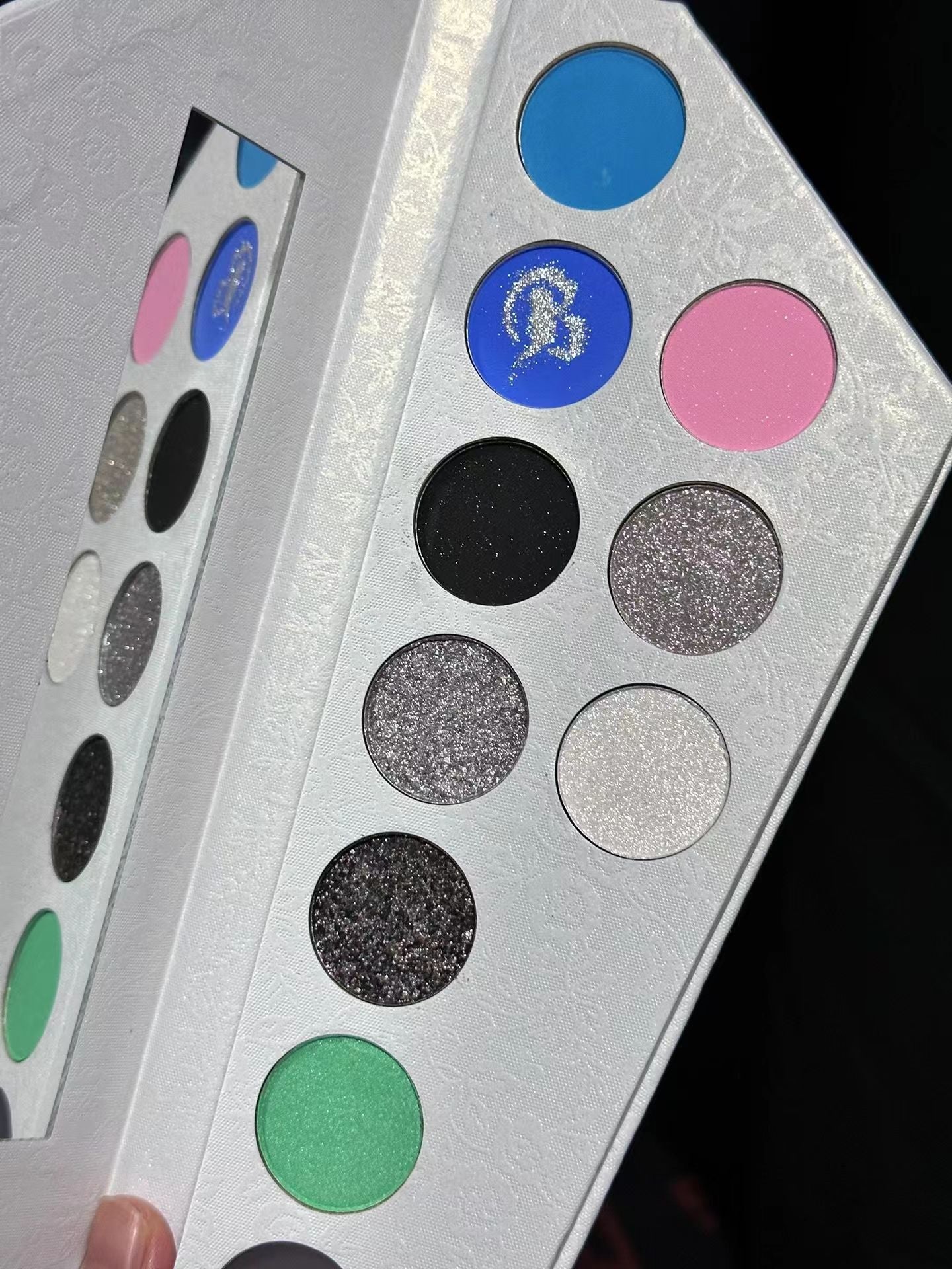 BEEKY BEAM Gothic Dark Coffin Box 10-Color Eyeshadow Palette BEEKY BEAM哥特暗黑棺材盒十色眼影盘